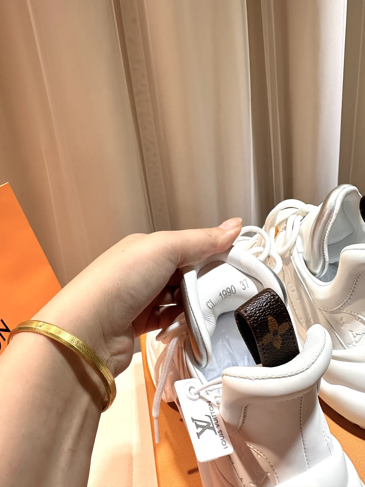 👟👟Ex-factory price 720 D-Quest is a new interpretation of classic motorcycle style boots, highlighting the classic logo of Dior haute couture style. It is carefully made of black butter leather. The decorative ribbon is embellished with a gold-finished metal logo to enhance the style. Sheepskin lining, sizes 35-42.